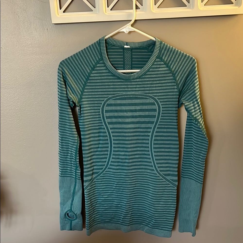 Lululemon Athletica Green Crew Neck Top with Seamless Design